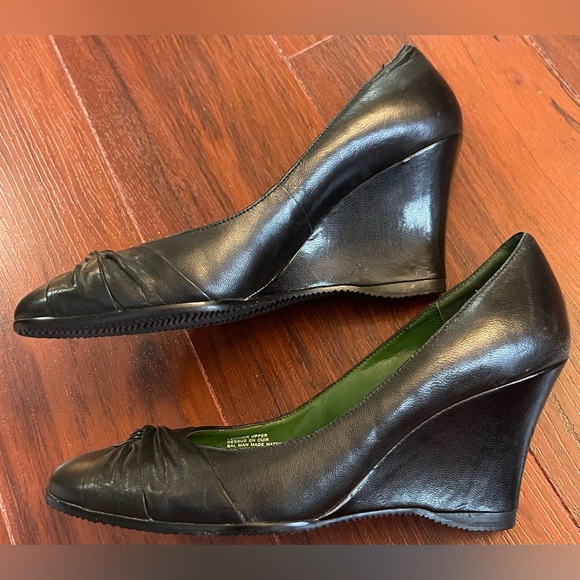 Sz.7-NWOB- Black Leather Wedge Pumps- Chinese Laundry - Picture 7 of 9
